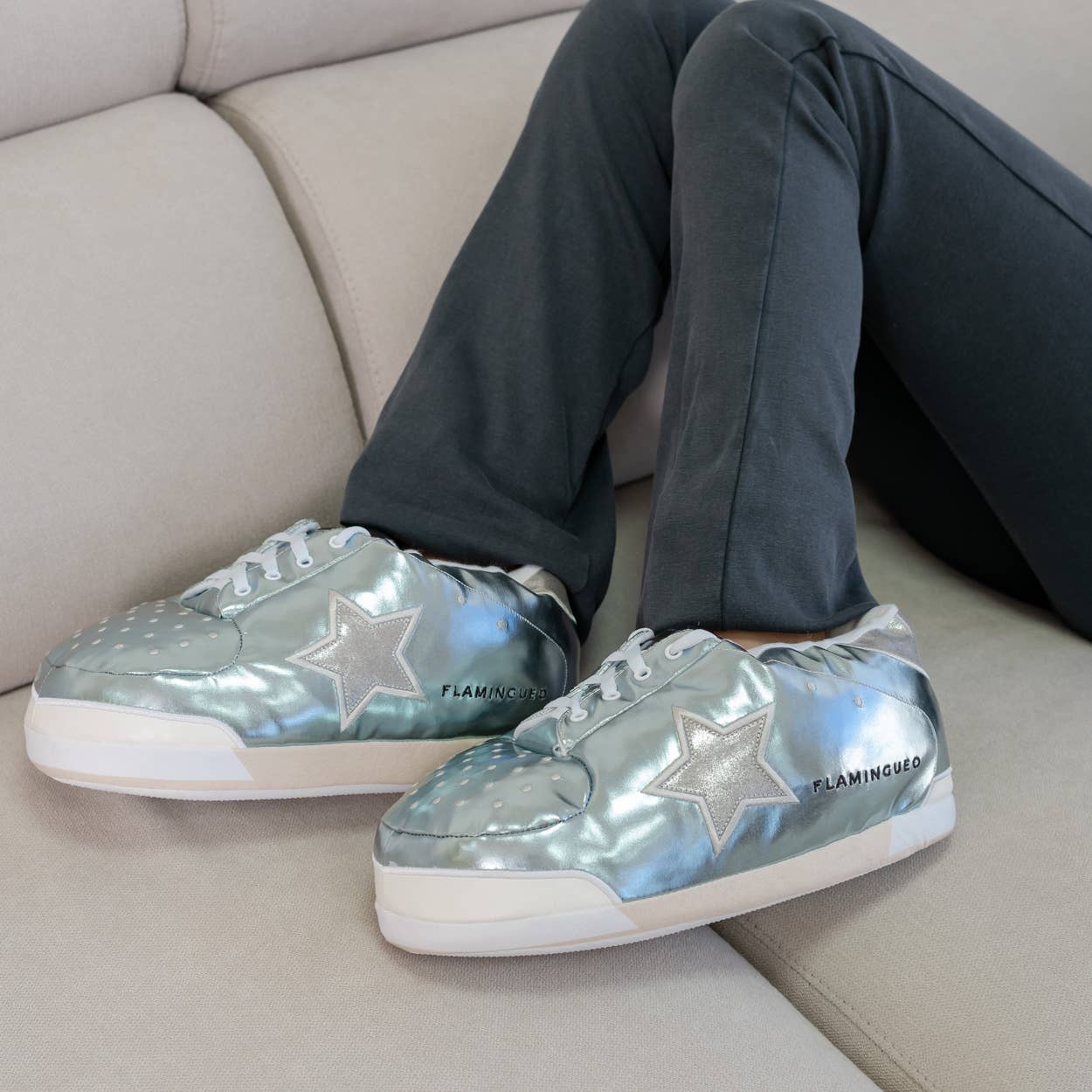 Chaussures de maison bleues géantes avec étoiles argentées - Image 3