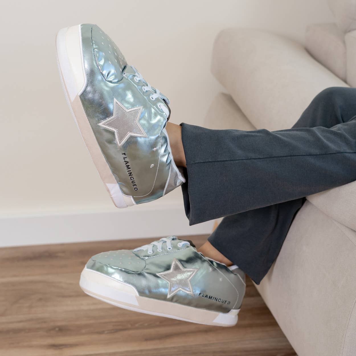 Chaussures de maison bleues géantes avec étoiles argentées - Image 6
