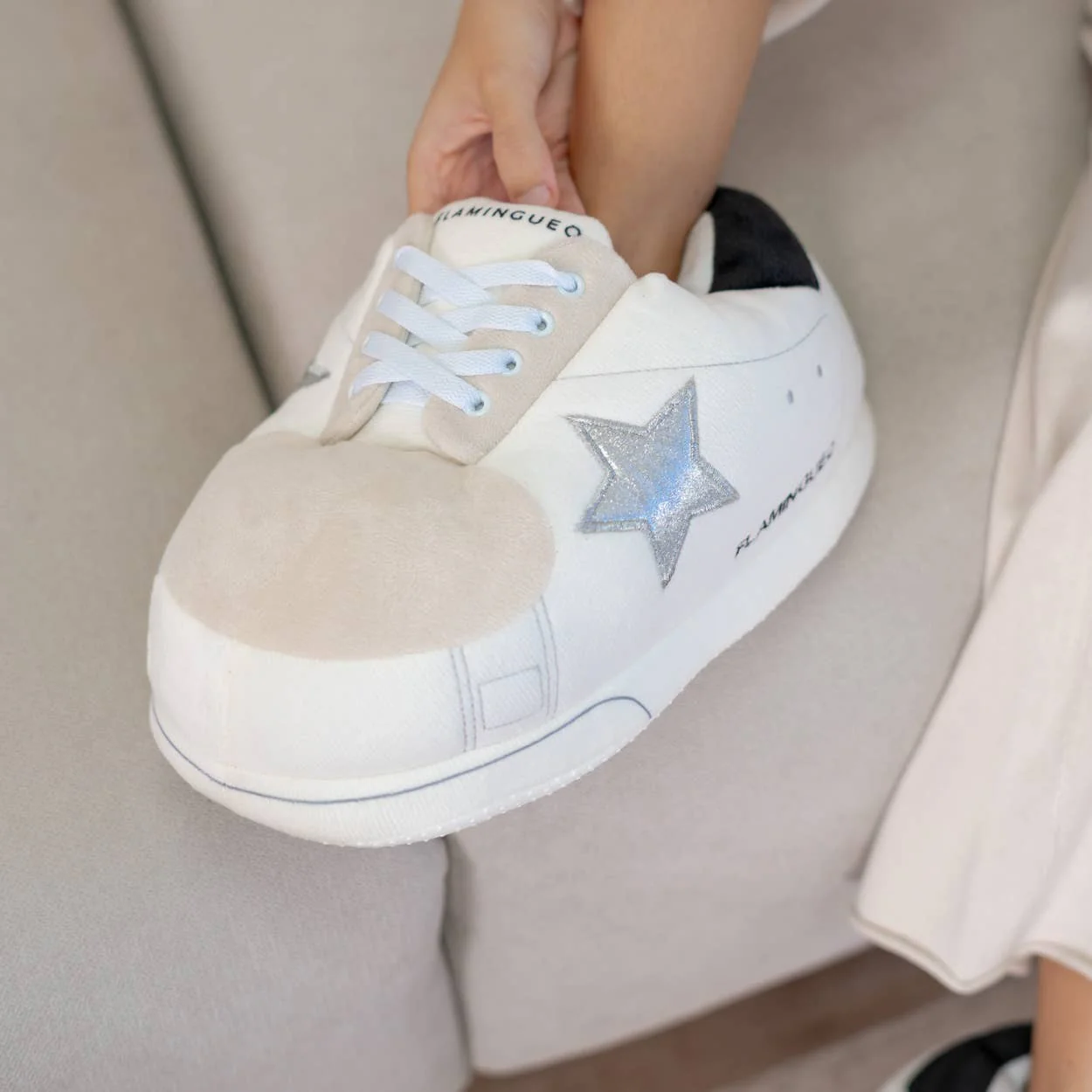 Chaussures de maison géantes blanches avec étoile argentée - Image 3