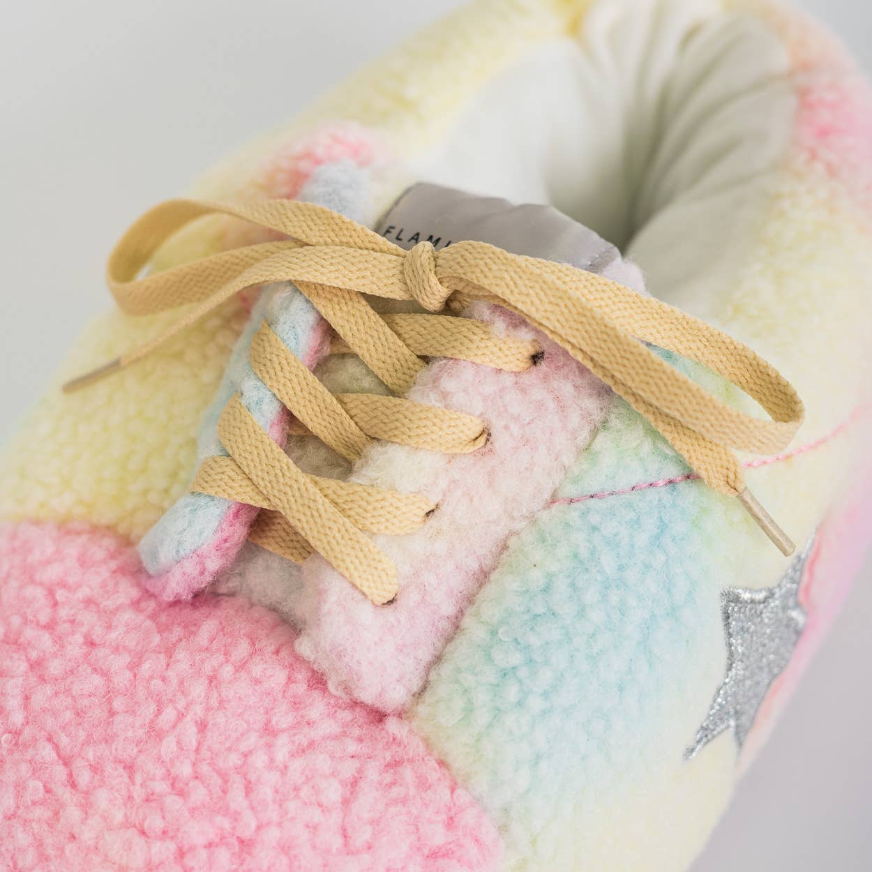 Chaussures d'intérieur en peluche géantes multicolores - Image 3