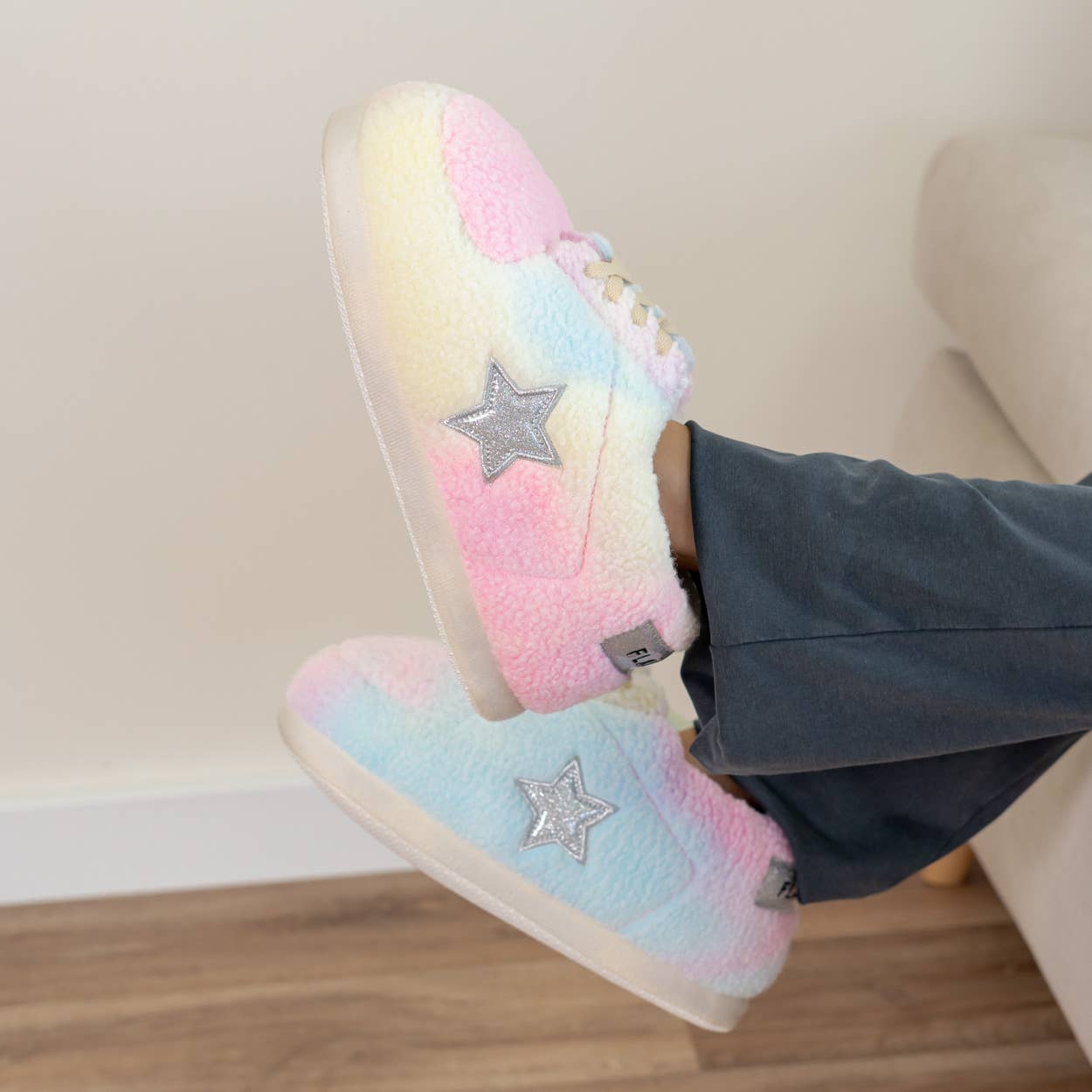 Chaussures d'intérieur en peluche géantes multicolores - Image 7
