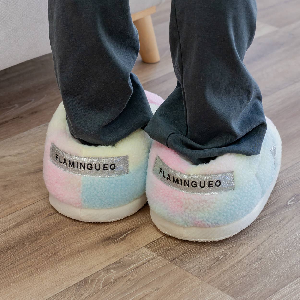 Chaussures d'intérieur en peluche géantes multicolores - Image 8